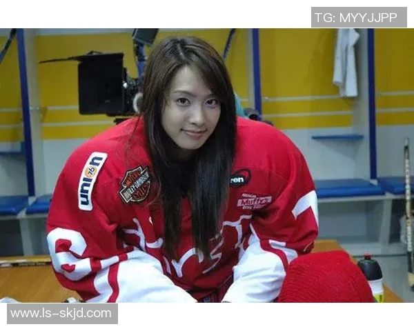 足球女星踢球瞬间展现魅力与力量的头像艺术作品 足球女星踢球瞬间展现魅力与力量的头像艺术作品