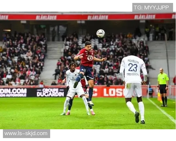 足球明星转会瞬间精彩回顾展现球场风云变幻的动人画面 足球明星转会瞬间精彩回顾展现球场风云变幻的动人画面