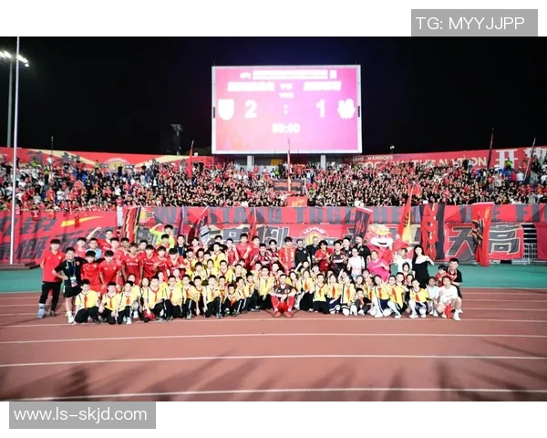 重庆足球队在足球速度排行榜中荣登第六名展现出强劲实力与潜力 重庆足球队在足球速度排行榜中荣登第六名展现出强劲实力与潜力